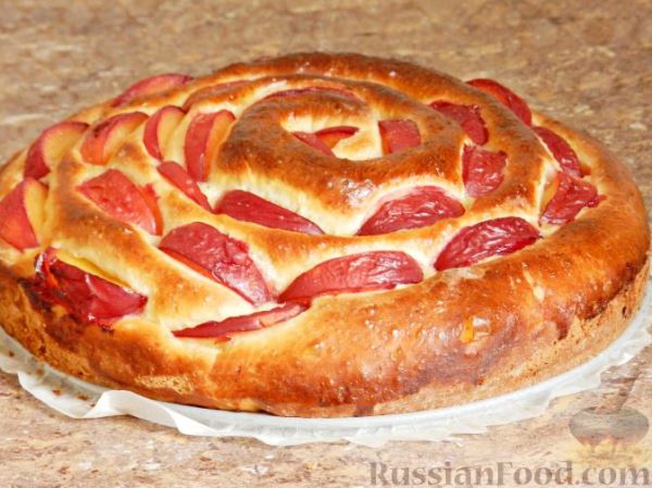 Пирог с маком и сливами