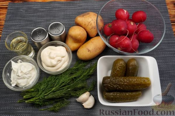 Салат с редиской, картофелем и маринованными огурцами