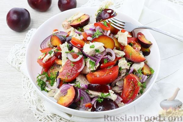 Салат с курицей, овощами и сливами