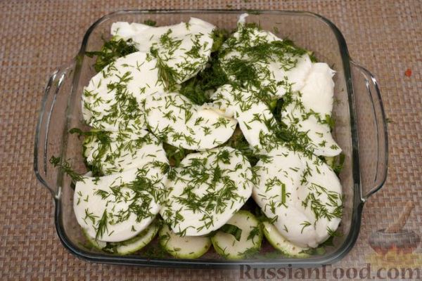 Рыба, запечённая с кабачками, помидорами и моцареллой