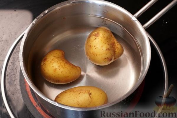 Салат с редиской, картофелем и маринованными огурцами