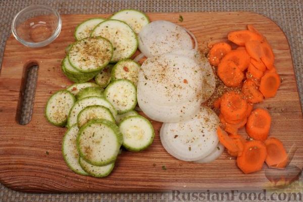 Рыба, запечённая с кабачками, помидорами и моцареллой