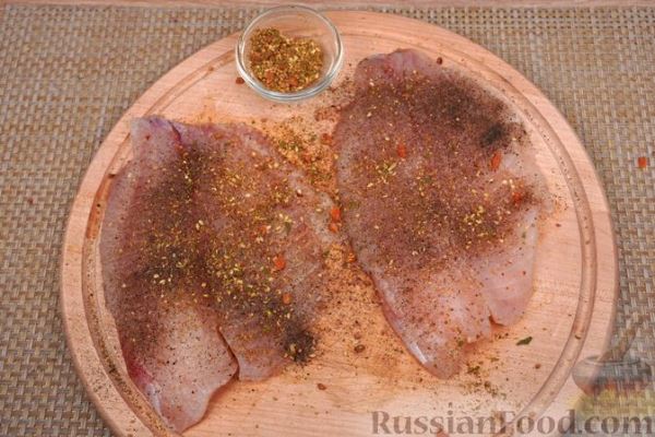 Рыба, запечённая с кабачками, помидорами и моцареллой