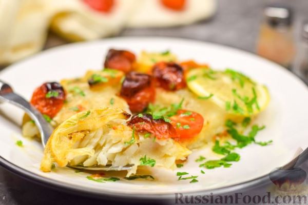 Рыба, запечённая с помидорами черри и лимоном