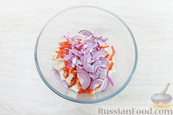 Салат с курицей, овощами и сливами